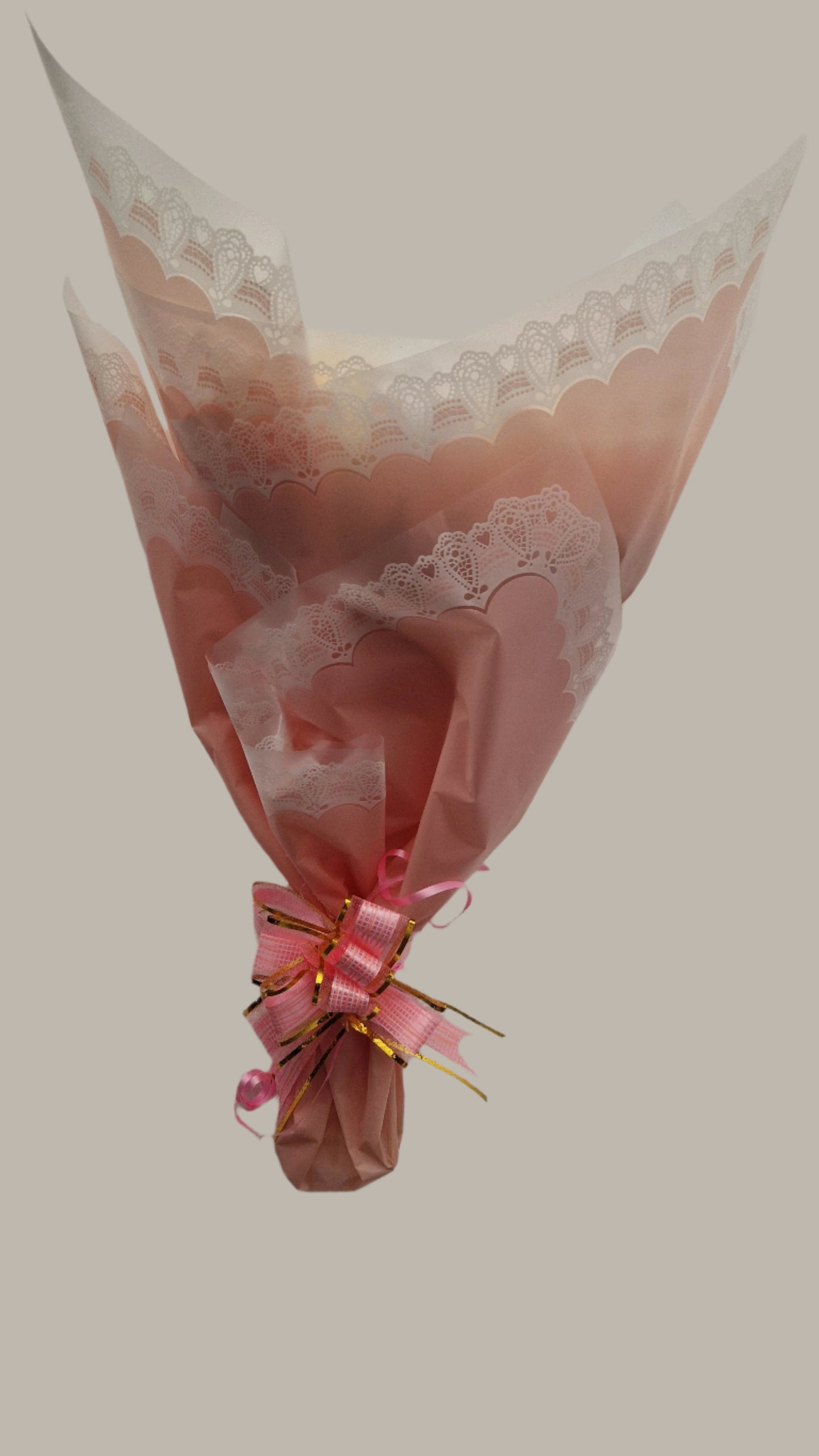 A sweet bouquet of LINDOR sweets and scented cream roses for bath