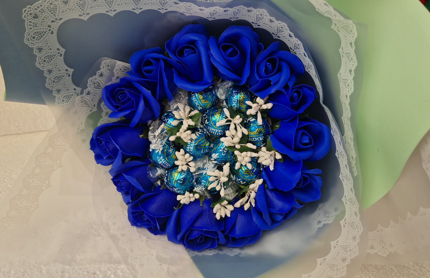 A sweet bouquet of LINDOR sweets and scented blue roses for bath