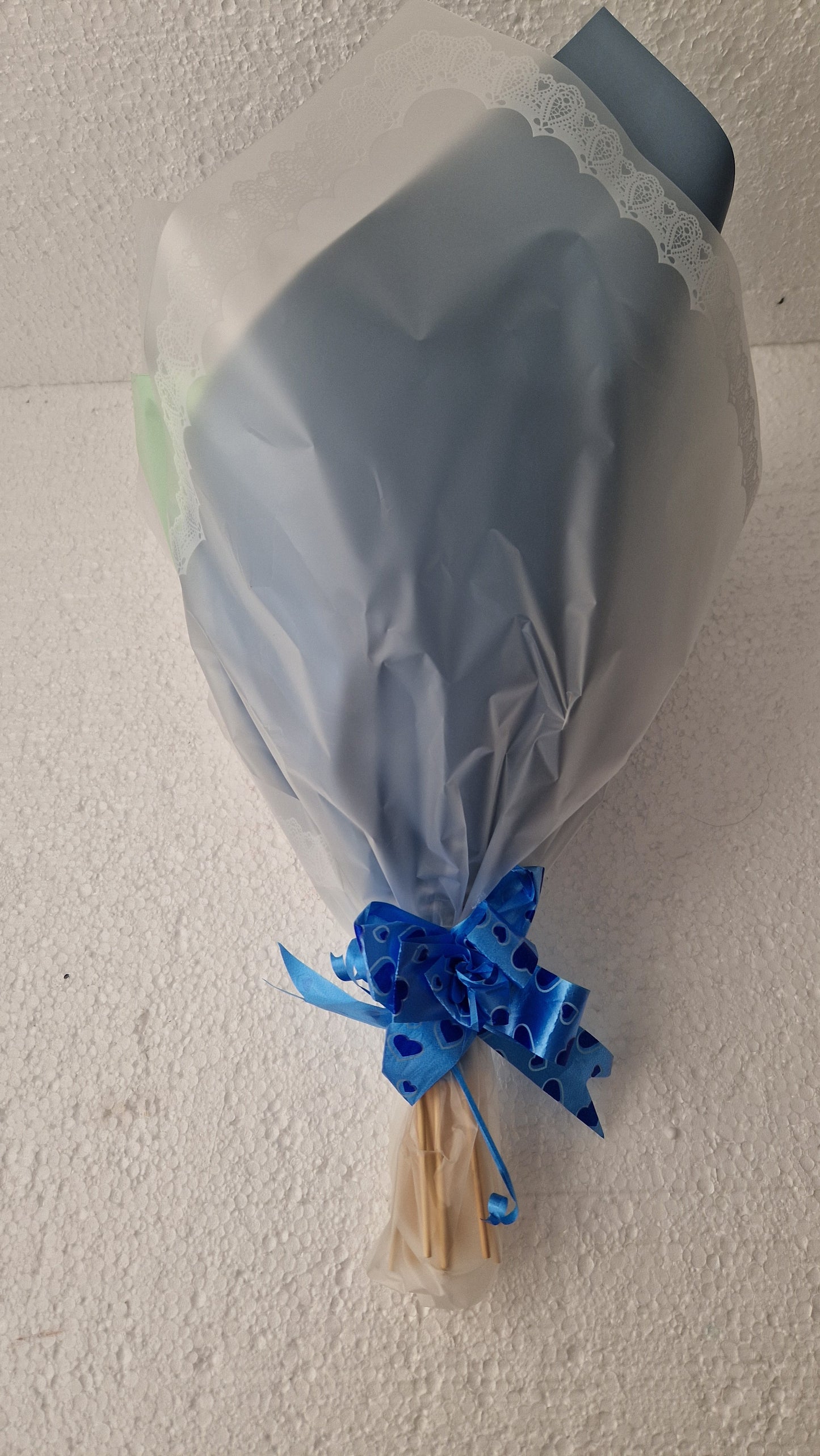 A sweet bouquet of LINDOR sweets  and scented blue roses for  bath