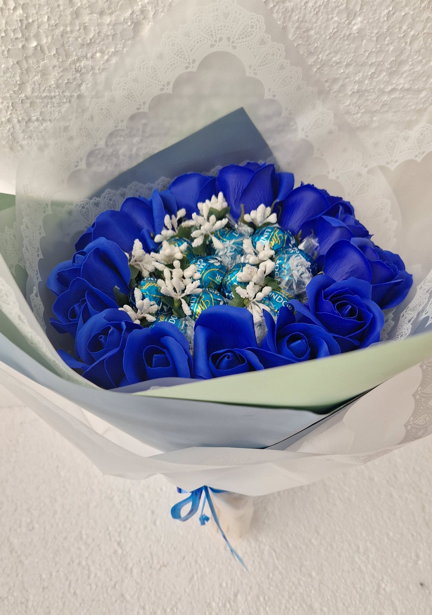 A sweet bouquet of LINDOR sweets  and scented blue roses for  bath